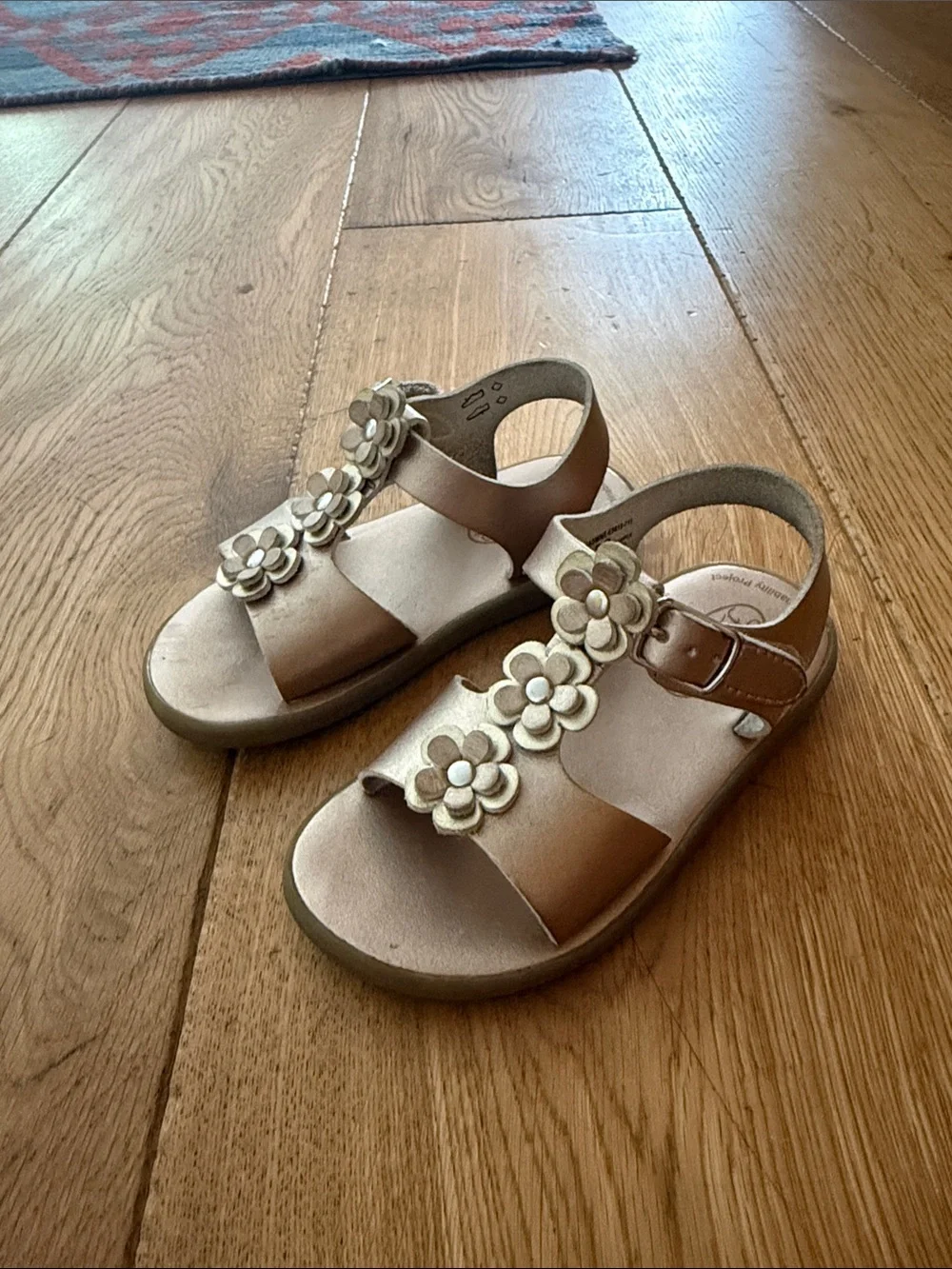 FootMates Kids Metallic Tan Flower Strap Sandals sz 8